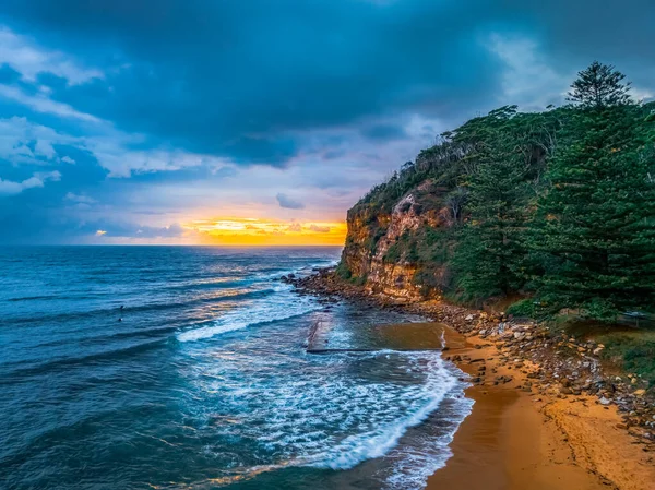 澳大利亚新南威尔士州中部海岸的麦克马斯特海滩 空中日出 乌云密布 波涛汹涌 免版税图库图片