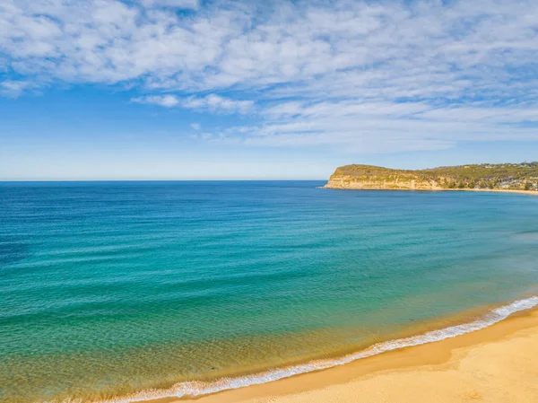 澳大利亚新南威尔士州中部海岸科帕卡巴纳带云彩的白天海景 免版税图库照片
