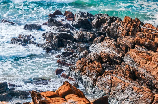 澳大利亚新南威尔士州南海岸蓝宝石海岸Cuttagee海滩岩石勘探 免版税图库照片