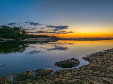 Wamberal 'de, NSW, Avustralya' da, Wamberal 'da göl ve plajda hava gündoğumu..