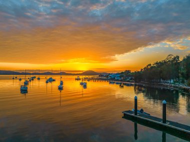 Brisbane Suyu üzerinde gün doğumu su manzarası Koolewong Merkez Sahili, NSW, Avustralya.