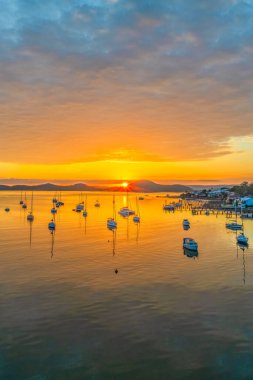 Brisbane Suyu üzerinde gün doğumu su manzarası Koolewong Merkez Sahili, NSW, Avustralya.