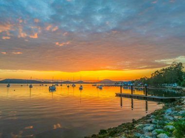 Brisbane Suyu üzerinde gün doğumu su manzarası Koolewong Merkez Sahili, NSW, Avustralya.