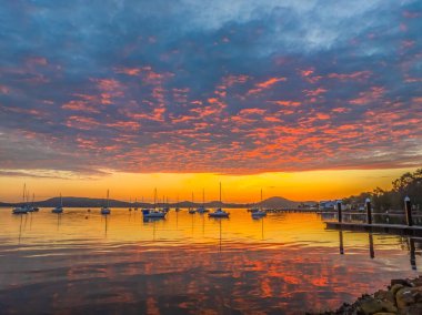 Brisbane Suyu üzerinde gün doğumu su manzarası Koolewong Merkez Sahili, NSW, Avustralya.