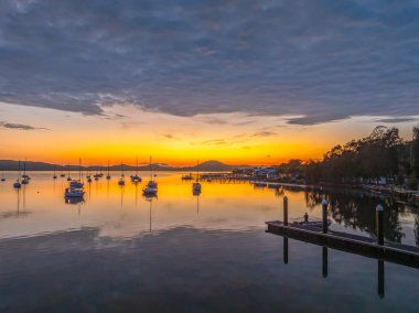 Brisbane Suyu üzerinde gün doğumu su manzarası Koolewong Merkez Sahili, NSW, Avustralya.