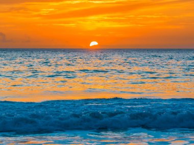 Central Coast, NSW, Avustralya 'daki Macmaster Sahili' nde güzel bulutlar ve dalgalarla hava gündoğumu..