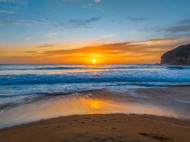 Central Coast, NSW, Avustralya 'daki Macmaster Sahili' nde güzel bulutlar ve dalgalarla hava gündoğumu..