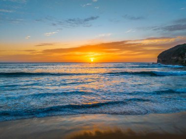 Central Coast, NSW, Avustralya 'daki Macmaster Sahili' nde güzel bulutlar ve dalgalarla hava gündoğumu..