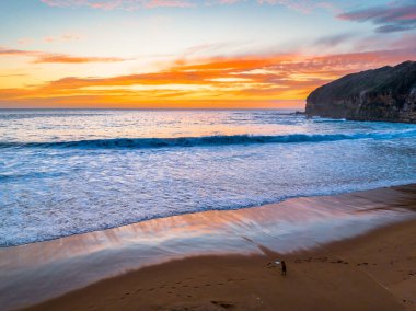 Central Coast, NSW, Avustralya 'daki Macmaster Sahili' nde güzel bulutlar ve dalgalarla hava gündoğumu..
