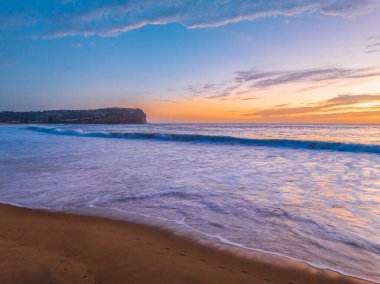 Central Coast, NSW, Avustralya 'daki Macmaster Sahili' nde güzel bulutlar ve dalgalarla hava gündoğumu..