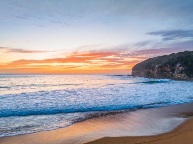 Central Coast, NSW, Avustralya 'daki Macmaster Sahili' nde güzel bulutlar ve dalgalarla hava gündoğumu..