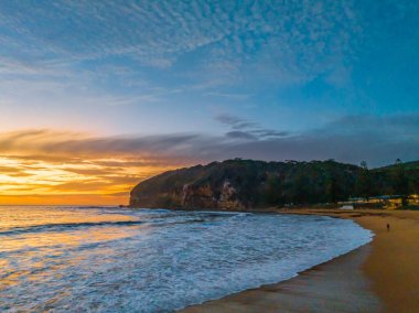 Central Coast, NSW, Avustralya 'daki Macmaster Sahili' nde güzel bulutlar ve dalgalarla hava gündoğumu..