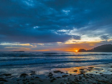 Sabahın erken saatlerinde deniz ve plaj üzerindeki hava manzaraları Güney Sahili, NSW, Avustralya 'daki Eurobadalla Shire' da bulunan Sörf Plajı 'nda bulutlarla birlikte görülüyor..