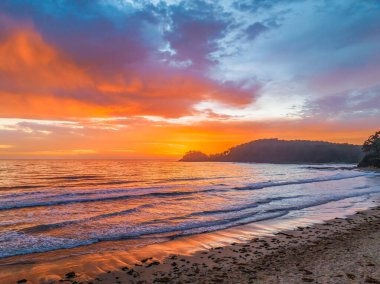Sabahın erken saatlerinde deniz ve plaj üzerindeki hava manzaraları Güney Sahili, NSW, Avustralya 'daki Eurobadalla Shire' da bulunan Sörf Plajı 'nda bulutlarla birlikte görülüyor..