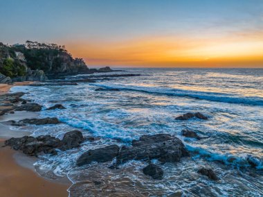 Sabahın erken saatlerinde Malua Körfezi 'nde, Güney Sahili, NSW, Avustralya' daki Eurobadalla Shire 'da deniz manzarası..