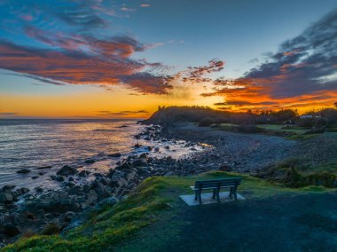 Forster-Tuncurry, NSW, Avustralya 'daki Barrington Sahili' ndeki Tanklar 'da gün doğumu deniz manzarası.