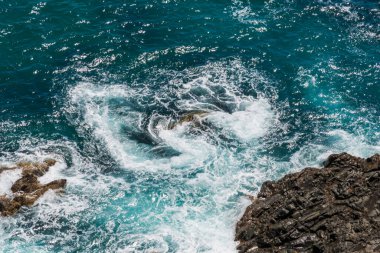 Bennett Heads 'de kayalarda yıkanan güzel safir mavi okyanus Forster-Tuncurry, NSW, Avustralya' daki Barrington Sahili 'nde gözcülük yapıyor.
