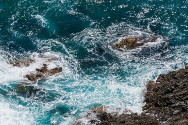 Bennett Heads 'de kayalarda yıkanan güzel safir mavi okyanus Forster-Tuncurry, NSW, Avustralya' daki Barrington Sahili 'nde gözcülük yapıyor.