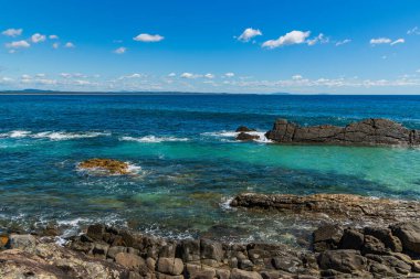 Forster-Tuncurry, NSW, Avustralya 'daki Barrington Sahili' nde kayalıklarda yıkanan güzel safir mavi okyanusu.