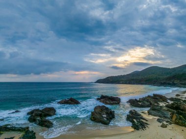 Forster-Tuncurry, NSW, Avustralya 'daki Barrington Sahili' ndeki Burgess Sahili 'nde bulutlu gündoğumu deniz manzarası