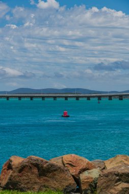 Forster-Tuncurry, NSW, Avustralya 'daki Barrington kıyısındaki Coolongolook Nehri' ndeki güzel safir suyu.