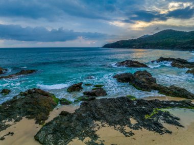 Forster-Tuncurry, NSW, Avustralya 'daki Barrington Sahili' ndeki Burgess Sahili 'nde bulutlu gündoğumu deniz manzarası