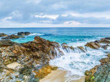Forster-Tuncurry, NSW, Avustralya 'daki Barrington Sahili' ndeki Burgess Sahili 'nde bulutlu gündoğumu deniz manzarası