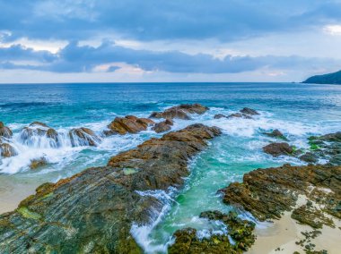 Forster-Tuncurry, NSW, Avustralya 'daki Barrington Sahili' ndeki Burgess Sahili 'nde bulutlu gündoğumu deniz manzarası