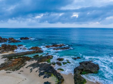 Forster-Tuncurry, NSW, Avustralya 'daki Barrington Sahili' ndeki Burgess Sahili 'nde bulutlu gündoğumu deniz manzarası