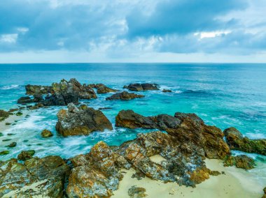 Forster-Tuncurry, NSW, Avustralya 'daki Barrington Sahili' ndeki Burgess Sahili 'nde bulutlu gündoğumu deniz manzarası