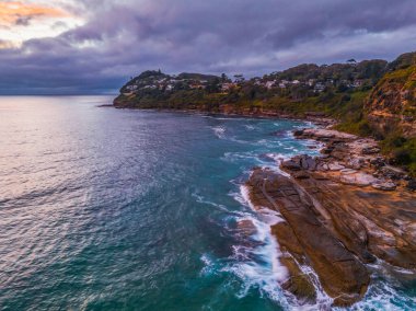Sydney, NSW, Avustralya 'nın kuzey sahillerindeki Balina Sahili üzerinde hava gündoğumu.