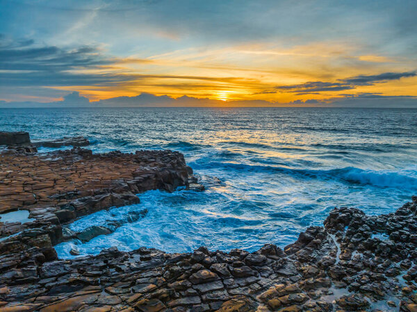 Восход солнца у причала в Норт-Авоке на Центральном побережье, Новый Южный Уэльс, Австралия.