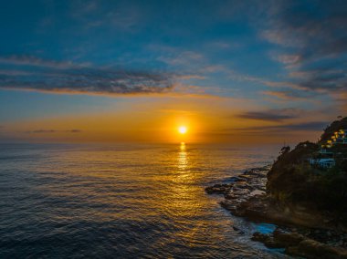 Avoca Sahili 'nin deniz kıyısında gün doğumu Central Coast, NSW, Avustralya.