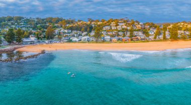 Avoca Sahili 'nin deniz kıyısında gün doğumu Central Coast, NSW, Avustralya.