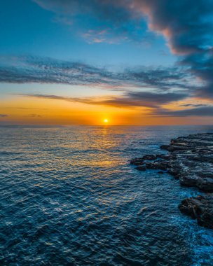 Avoca Sahili 'nin deniz kıyısında gün doğumu Central Coast, NSW, Avustralya.