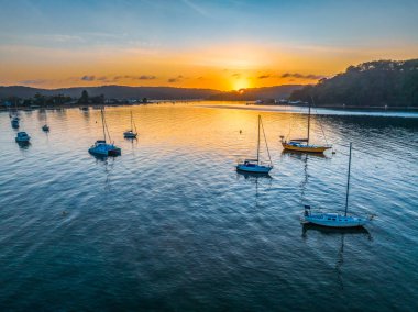 Ettalong Sahili 'nde, NSW, Avustralya' daki Ettalong Sahili 'nde gündoğumu kanalı..