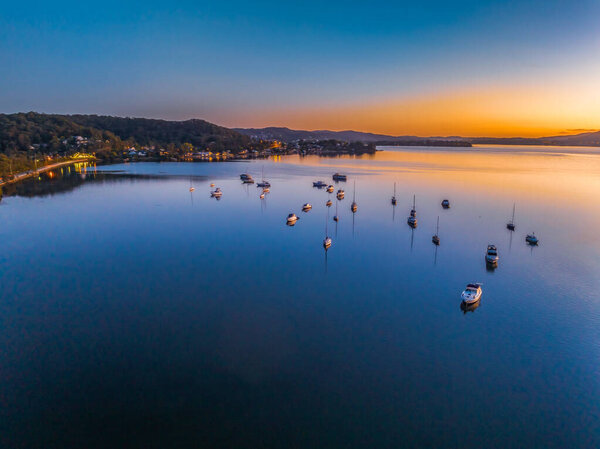Восход солнца над Брисбенской Водой в Кулевонге и Таскотте на Центральном побережье штата Нью-Йорк, Австралия.