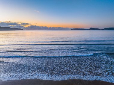 Orta Sahildeki Umina Sahili, NSW, Avustralya 'daki Ocean Beach' te gündoğumunun yumuşak deniz manzarası..