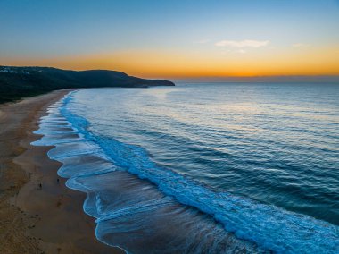 Central Coast, NSW, Avustralya 'daki Killcare Sahili' nde sakin bir deniz manzaralı gün doğumu..