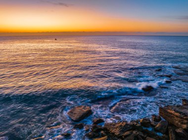 Central Coast, NSW, Avustralya 'daki Killcare Sahili' nde sakin bir deniz manzaralı gün doğumu..