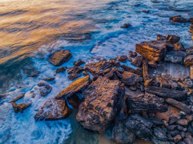 Central Coast, NSW, Avustralya 'daki Killcare Sahili' nde sakin bir deniz manzaralı gün doğumu..