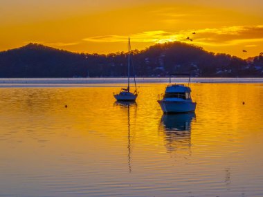 Gündoğumu ve tekneler Brisbane 'de Koolewong' da Central Coast, NSW, Avustralya 'da.