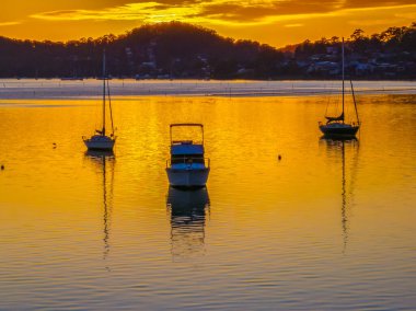 Gündoğumu ve tekneler Brisbane 'de Koolewong' da Central Coast, NSW, Avustralya 'da.