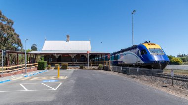 Blayney Tren İstasyonu, sabah vakti mavi gökyüzüyle. Blayney, NSW, Avustralya.