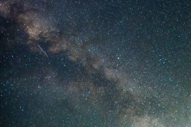 Yıldızlı gece gökyüzü, Samanyolu ve kısmi ay Blayney, NSW, Avustralya kırsal bir arazi üzerinde.