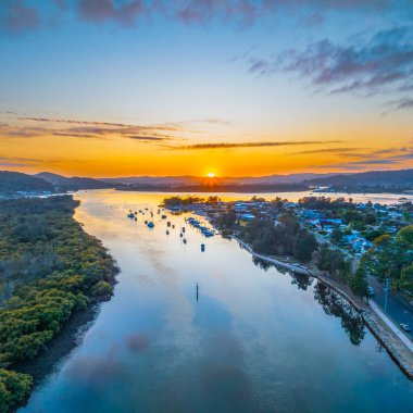 Kanal üzerinde havadan gün doğumu, dağınık bulutlar ile Woy Woy 'da Central Coast, NSW, Avustralya.
