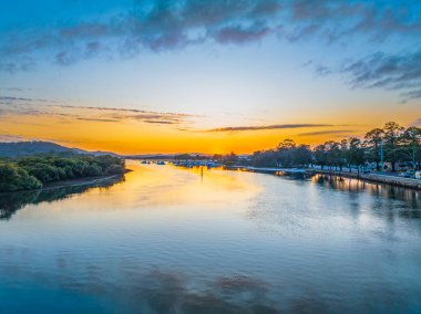 Kanal üzerinde havadan gün doğumu, dağınık bulutlar ile Woy Woy 'da Central Coast, NSW, Avustralya.