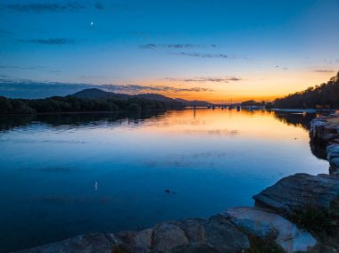 Kanal üzerinde havadan gün doğumu, dağınık bulutlar ile Woy Woy 'da Central Coast, NSW, Avustralya.