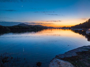 Kanal üzerinde havadan gün doğumu, dağınık bulutlar ile Woy Woy 'da Central Coast, NSW, Avustralya.