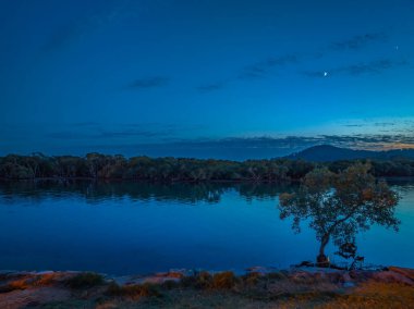 Kanal üzerinde havadan gün doğumu, dağınık bulutlar ile Woy Woy 'da Central Coast, NSW, Avustralya.